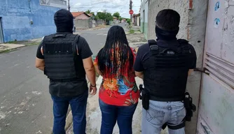 Mulher é presa por roubo e tráfico de drogas na zona sudeste de Teresina