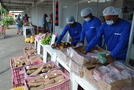 Internos comercializando produtos