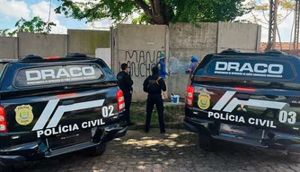 Draco retira pichações de facções no bairro Alto da Ressureição.