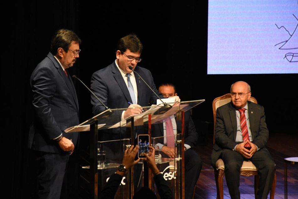 Rafael Fonteles assina o Pacto Nacional pela Consciência Vacinal