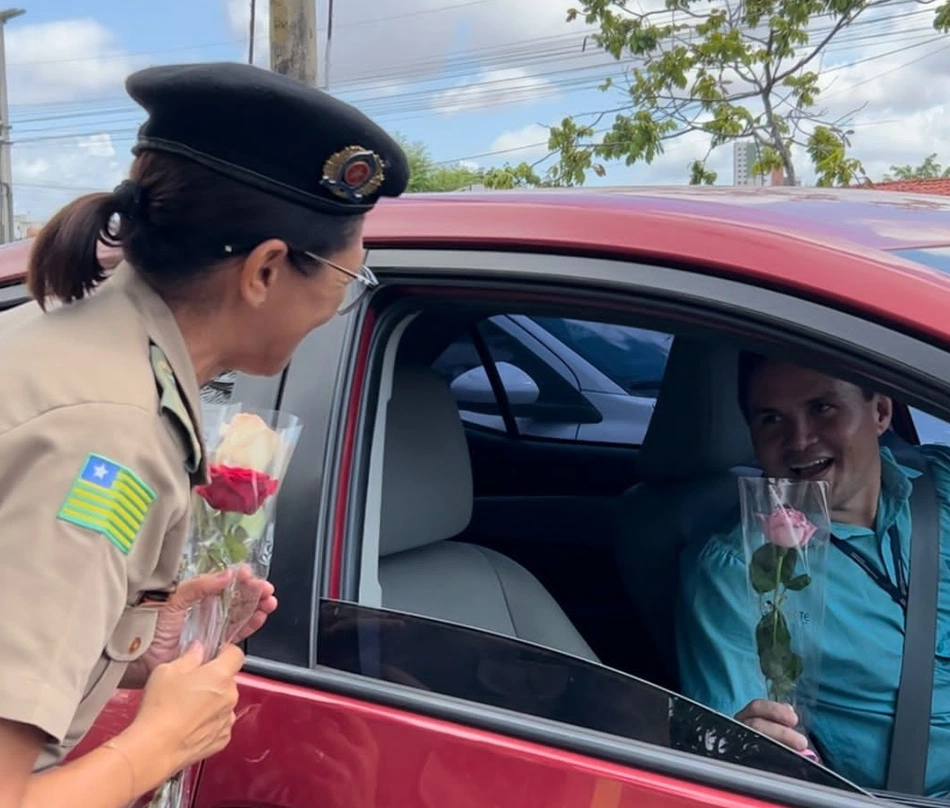 Polícia Militar distribui rosas em alusão ao dia das mães.