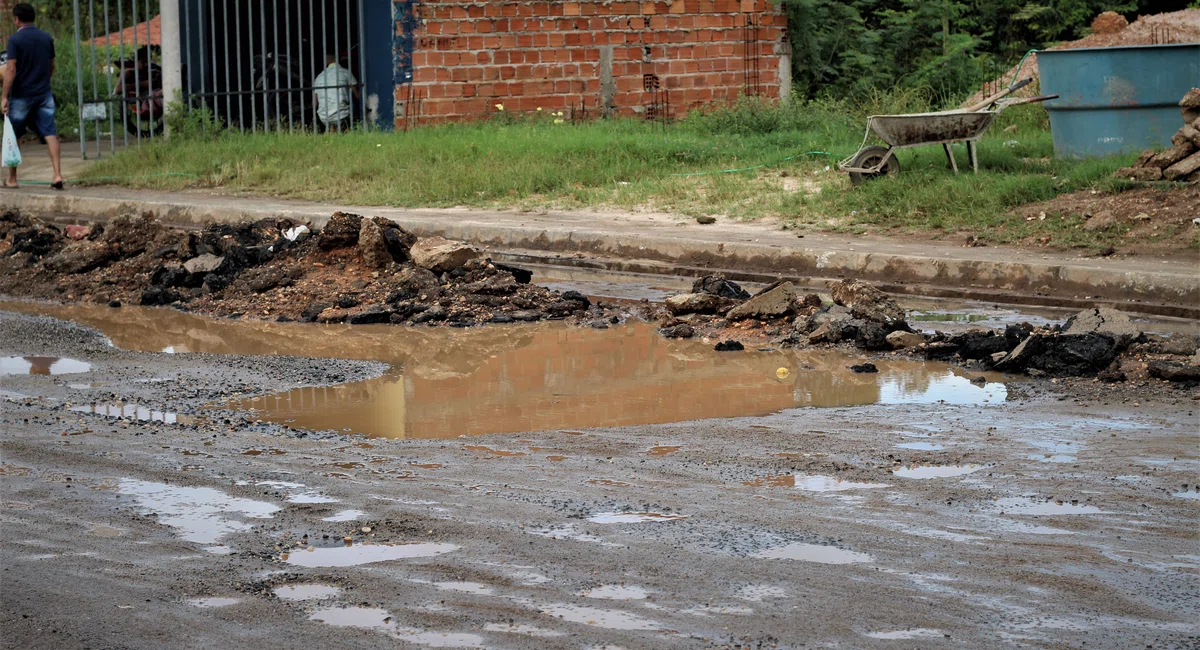 Buracos na Avenida Poti Velho