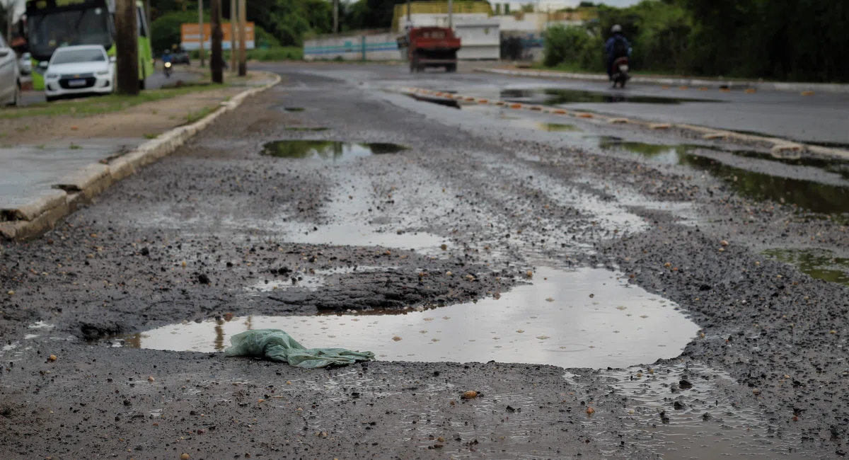 Buracos na Avenida Poti Velho