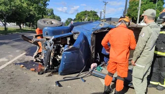 Acidente envolvendo capotamento de caminhão em Teresina.