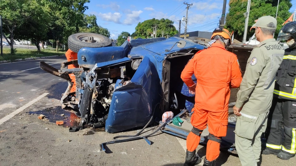 Acidente envolvendo capotamento de caminhão em Teresina.