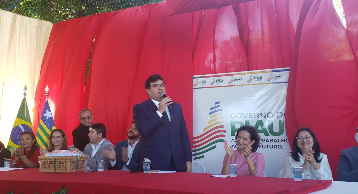 Governador Rafael Fonteles entrega reforma de escola de tempo integral em Teresina.