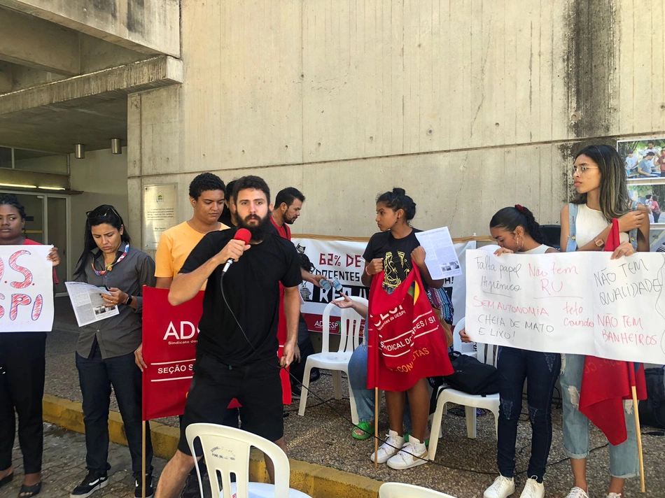 Alunos e professores da UESPI protestam na Alepi por melhorias