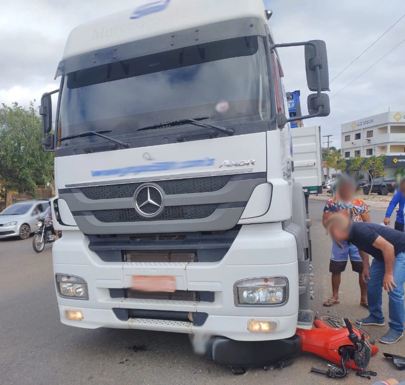 Duas pessoas ficam feridas em acidente entre moto e caminhão em Picos.