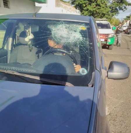 Para-brisa danificado por homem no Centro de Teresina.