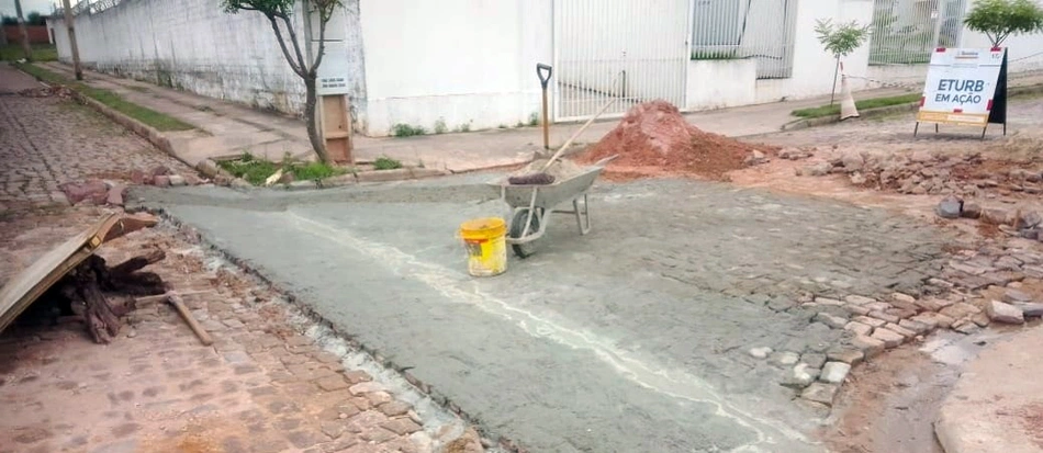 Prefeitura de Teresina realiza reparos no calçamento do conjunto Santo Antônio.