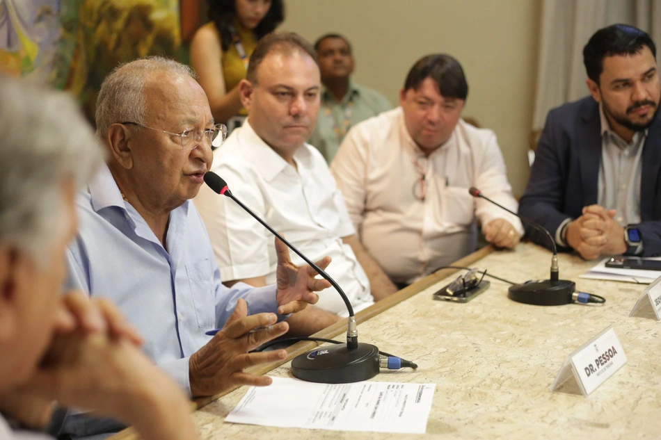 Prefeito Dr. Pessoa se reúne com moradores do bairro Alto Alegre.