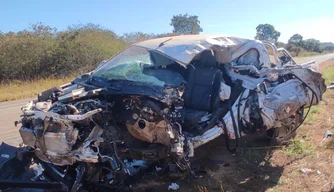 Idoso fica gravemente ferido em acidente entre carro e caminhão em Bom Jesus.