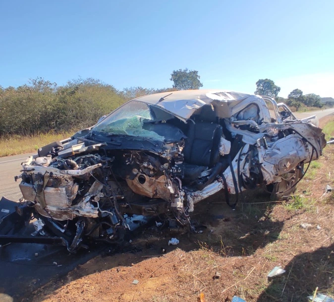 Idoso fica gravemente ferido em acidente entre carro e caminhão em Bom Jesus.