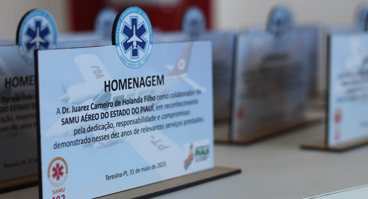 Placas de homenagem dada aos enfermeiros