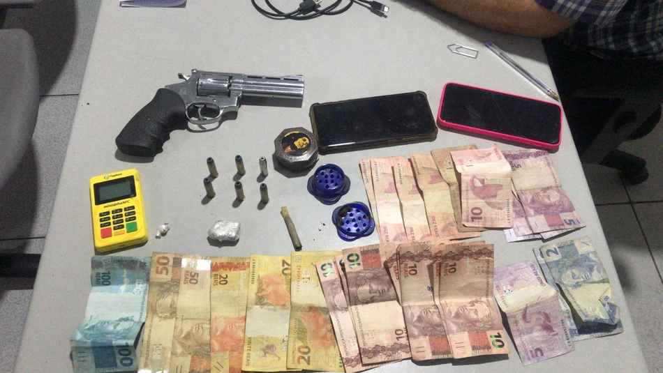 Polícia Civil prende dupla por tráfico de drogas na Vila Irmã Dulce.