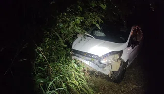 Parte frontal do carro atingido no acidente