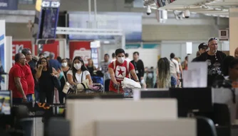 Passageiros com máscaras em aeroporto