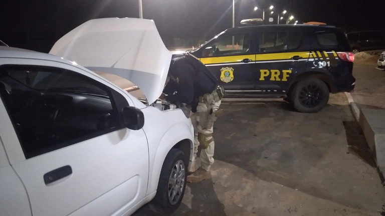 PRf recupera carro roubado em São Paulo na cidade de Teresina.