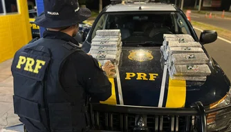 PRF apreende mais de 50kg de maconha em ônibus na BR 343