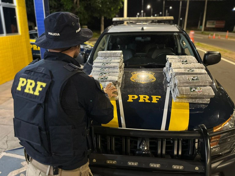 PRF apreende mais de 50kg de maconha em ônibus na BR 343