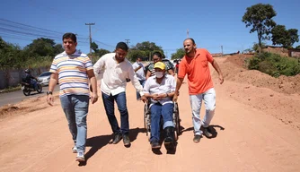 Dr. Pessoa visita obra da rotatória avenida Raul Lopes