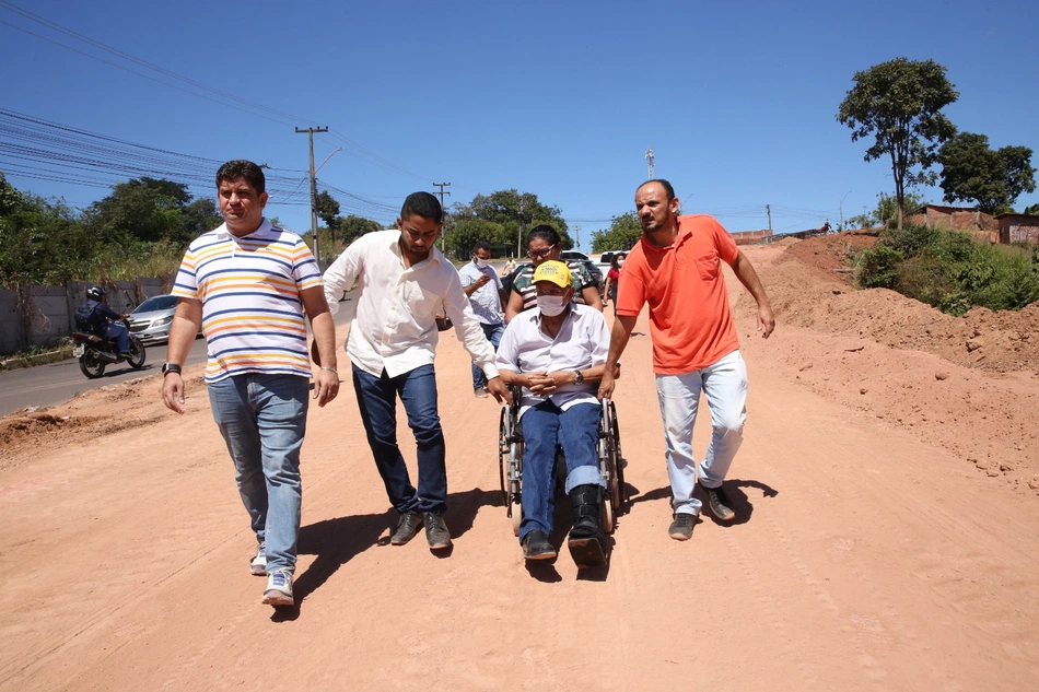 Dr. Pessoa visita obra da rotatória avenida Raul Lopes