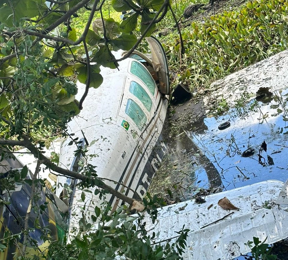 Avião Monomotor cai em lagoa na zona Norte de Teresina.