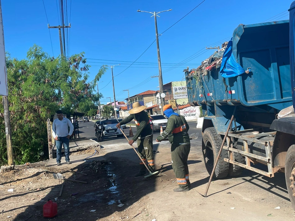 Prefeitura de Teresina promove ação de limpeza na zona Sudeste.