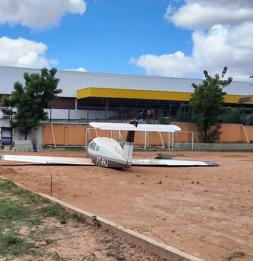 Avião de pequeno porte cai em campo de futebol em Teresina