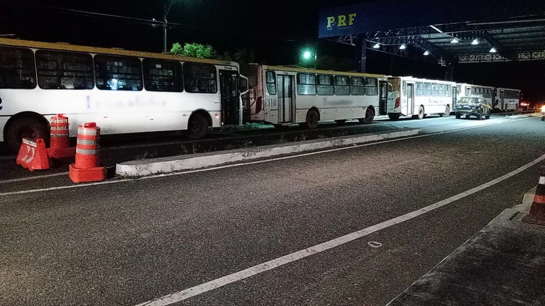 PRF-PI apreende cinco ônibus irregulares em Brasileira e Piripiri.