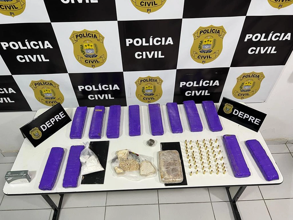 Mulher é presa com 12 tabletes de maconha em Teresina.