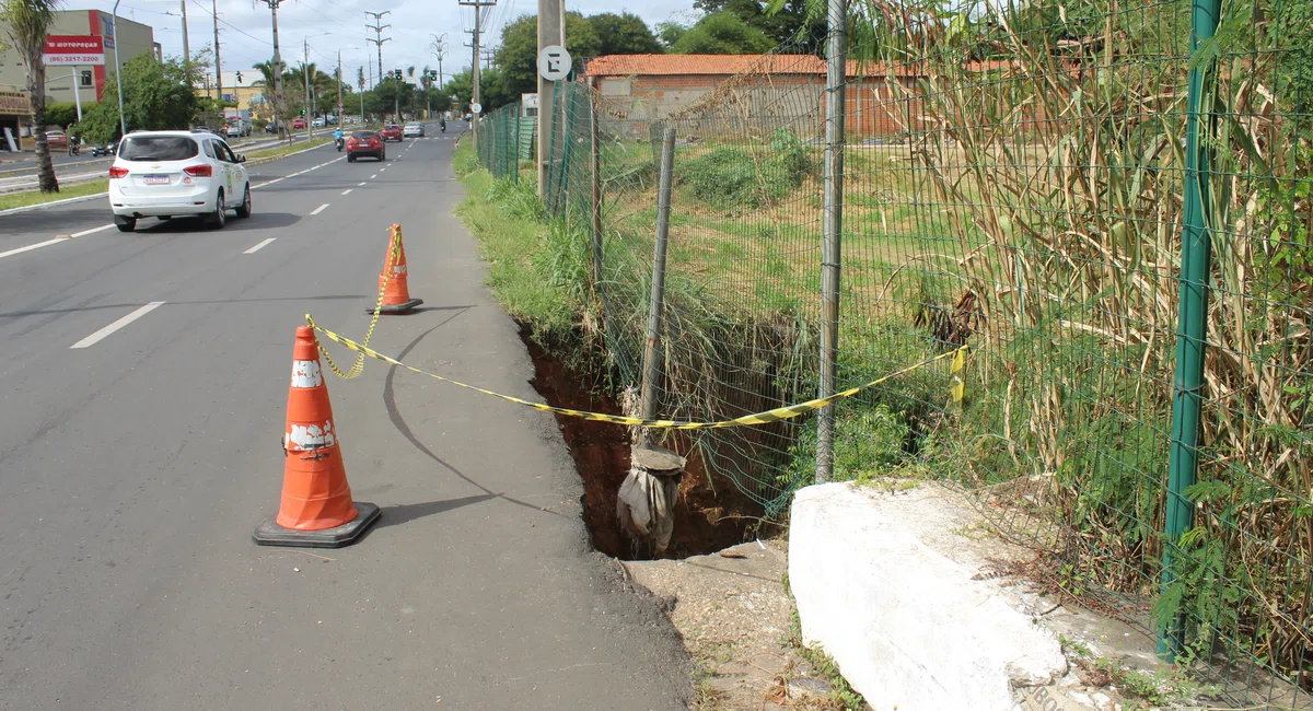 Cratera na Av. Henry Wall de Carvalho