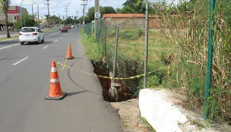 Cratera na Av. Henry Wall de Carvalho