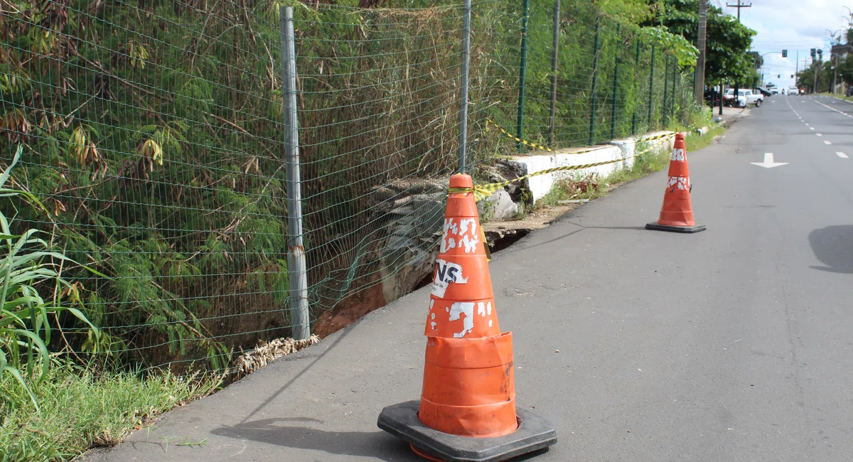 Cratera na Av. Henry Wall de Carvalho