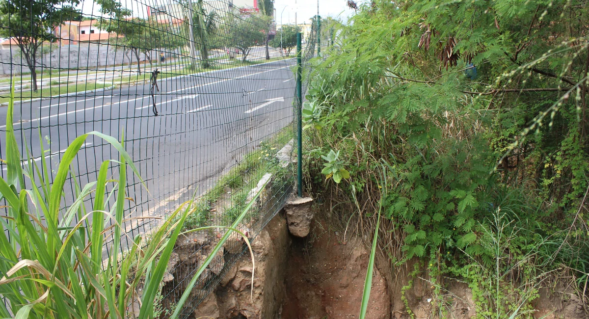 Cratera na Av. Henry Wall de Carvalho