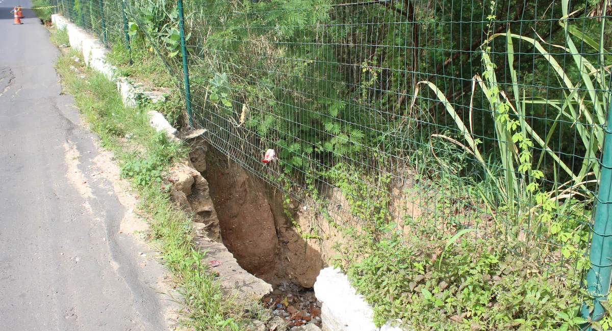 Cratera na Av. Henry Wall de Carvalho