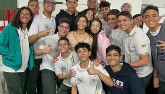 Sarah Menezes e estudantes do CETI João Henrique de Almeida Sousa.