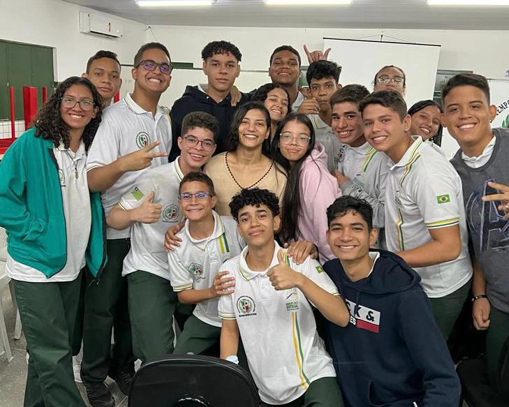 Sarah Menezes e estudantes do CETI João Henrique de Almeida Sousa.