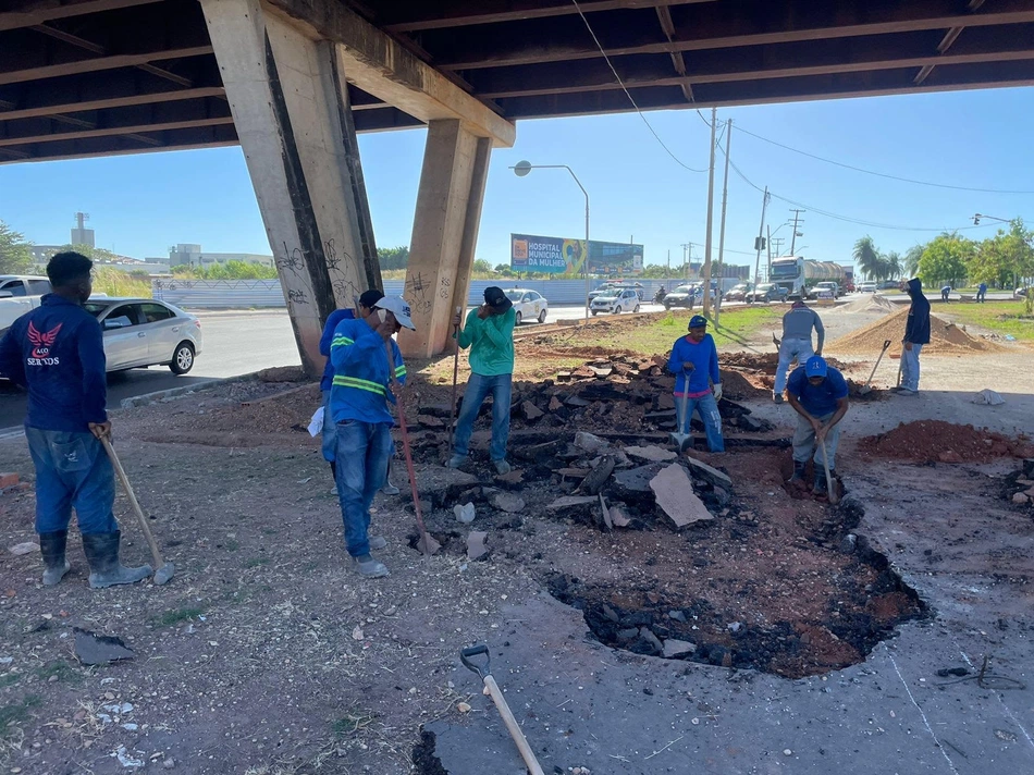 Obras na rotatória do viaduto na zona Sul de Teresina.