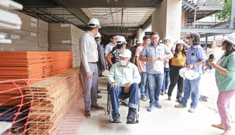 Dr. Pessoa vistoria obra da Escola Ambiental 15 de Outubro em Teresina.