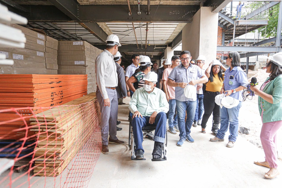 Dr. Pessoa vistoria obra da Escola Ambiental 15 de Outubro em Teresina.