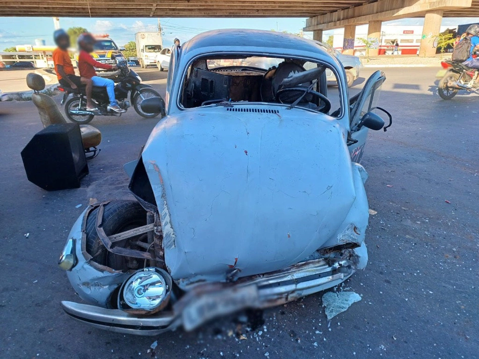 Duas pessoas ficam feridas em acidente entre carro e ônibus em Teresina.