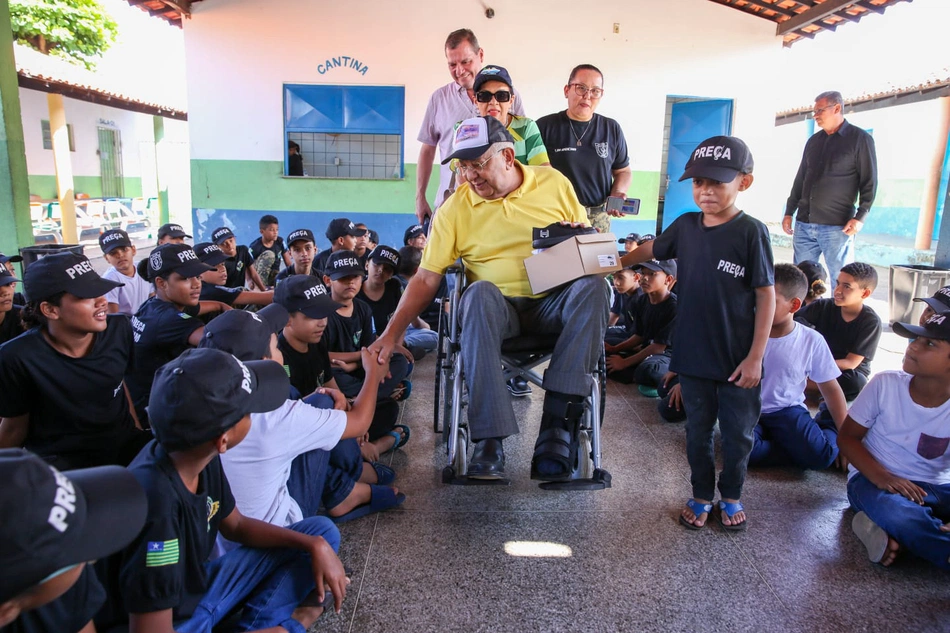 Dr. Pessoa entrega fardamentos para Pelotão Mirim em Teresina.