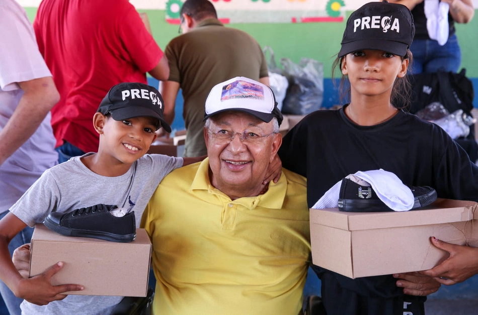 Dr. Pessoa entrega fardamentos para Pelotão Mirim em Teresina.