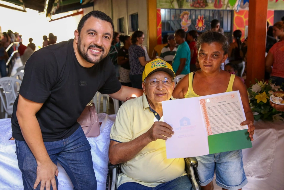 Dr. Pessoa entrega registro de imóveis no Residencial Bentinho