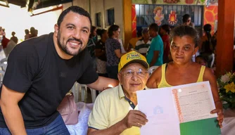 Dr. Pessoa entrega registro de imóveis no Residencial Bentinho