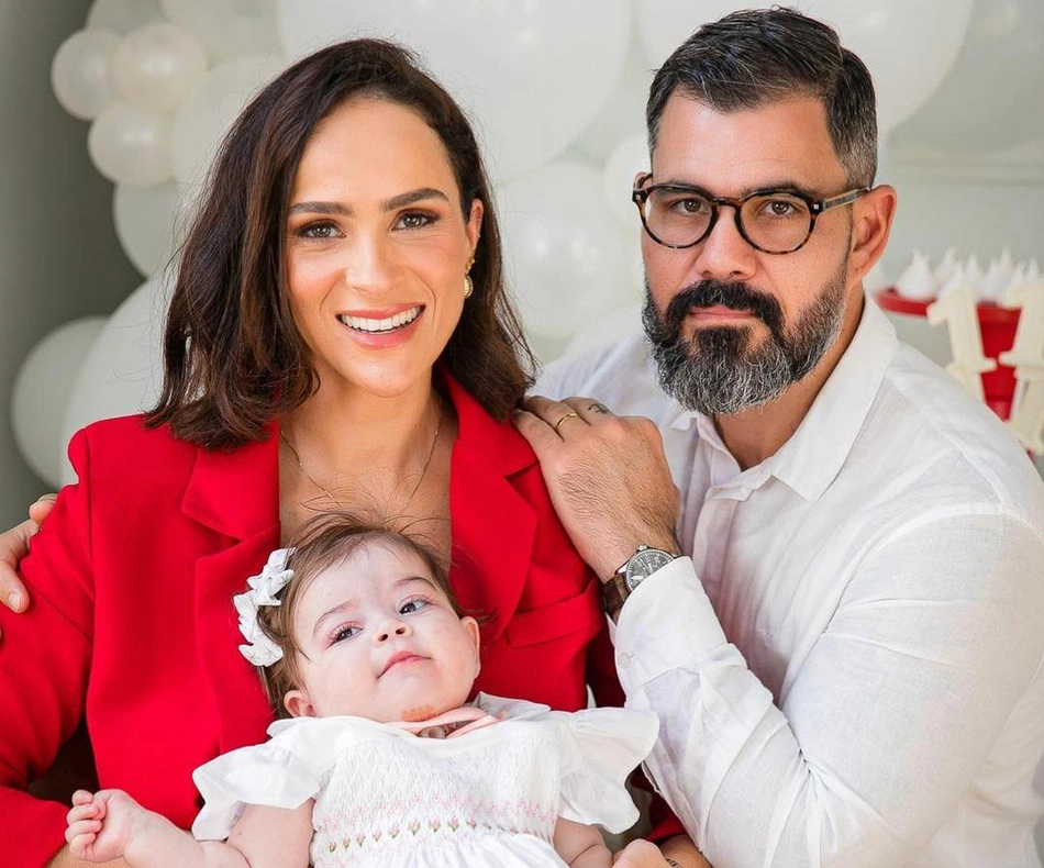 Letícia, Juliano Cazarré e filha caçula