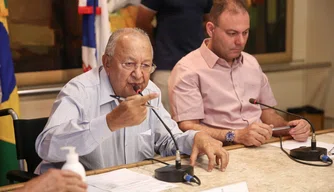 Dr. Pessoa durante reunião no Palácio da Cidade