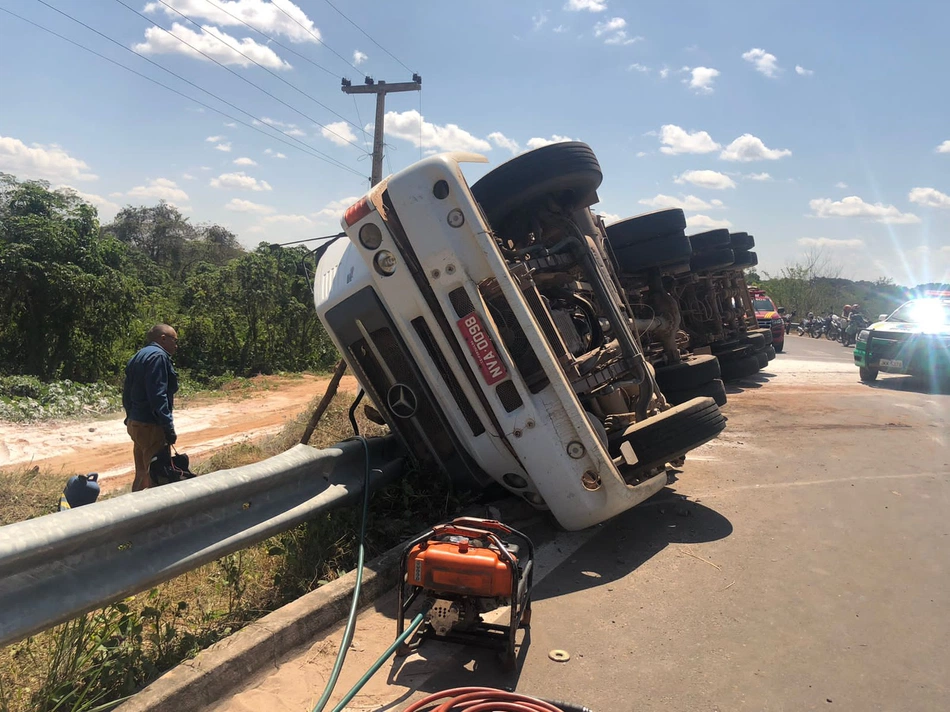 Motorista morre após ficar preso nas ferragens de uma carreta em Teresina