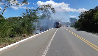 BR 343 é completamente interditada após caminhão de carga incendiar